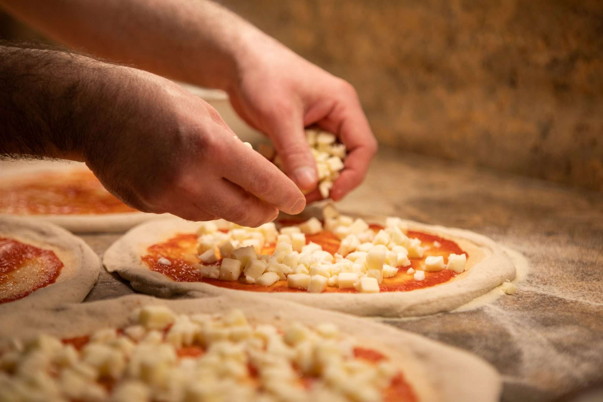 Preparazione pizza al San Mattia di Verona Torricelle (1)