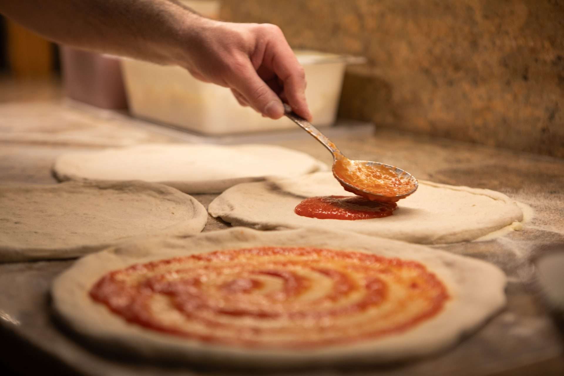 Preparazione pizza al San Mattia di Verona Torricelle (10)