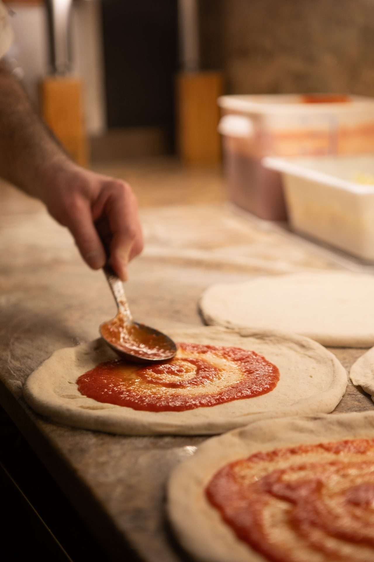 Preparazione pizza al San Mattia di Verona Torricelle (11)