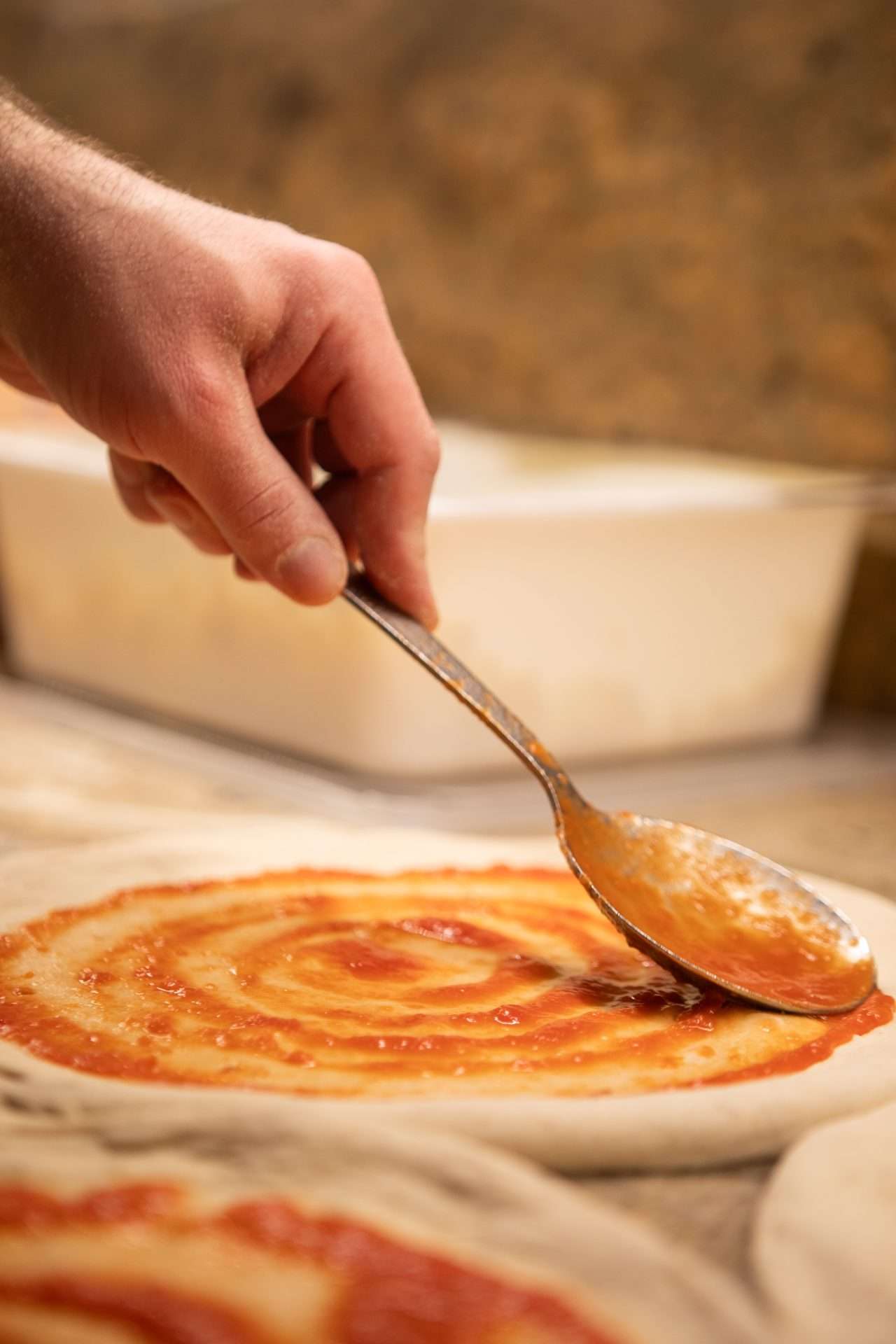 Preparazione pizza al San Mattia di Verona Torricelle (21)