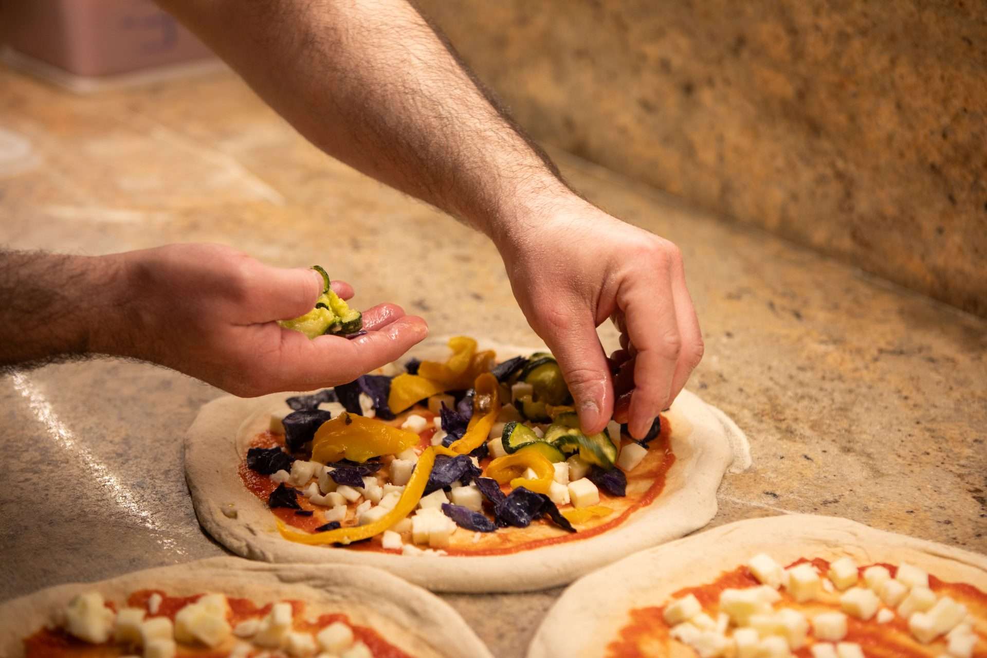 Preparazione pizza al San Mattia di Verona Torricelle (25)