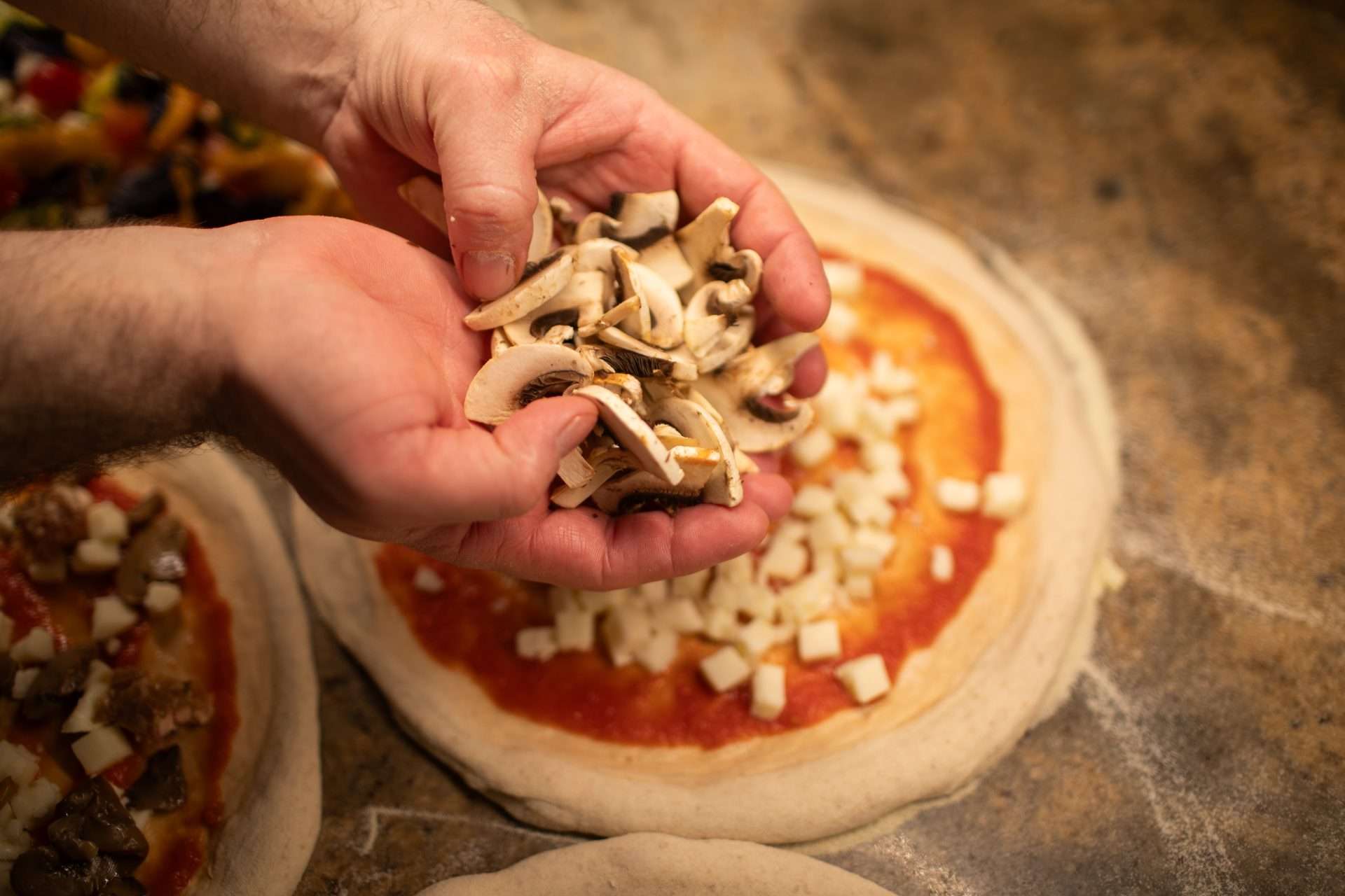 Preparazione pizza al San Mattia di Verona Torricelle (27)