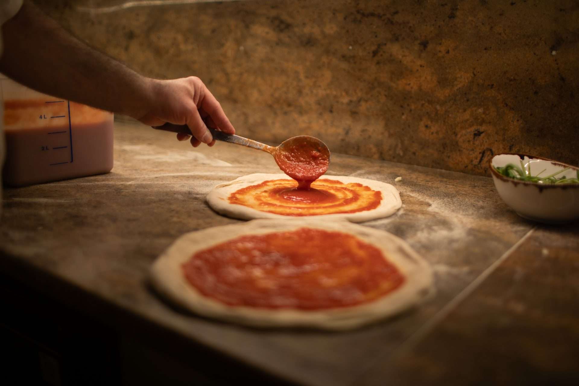 Preparazione pizza al San Mattia di Verona Torricelle (29)