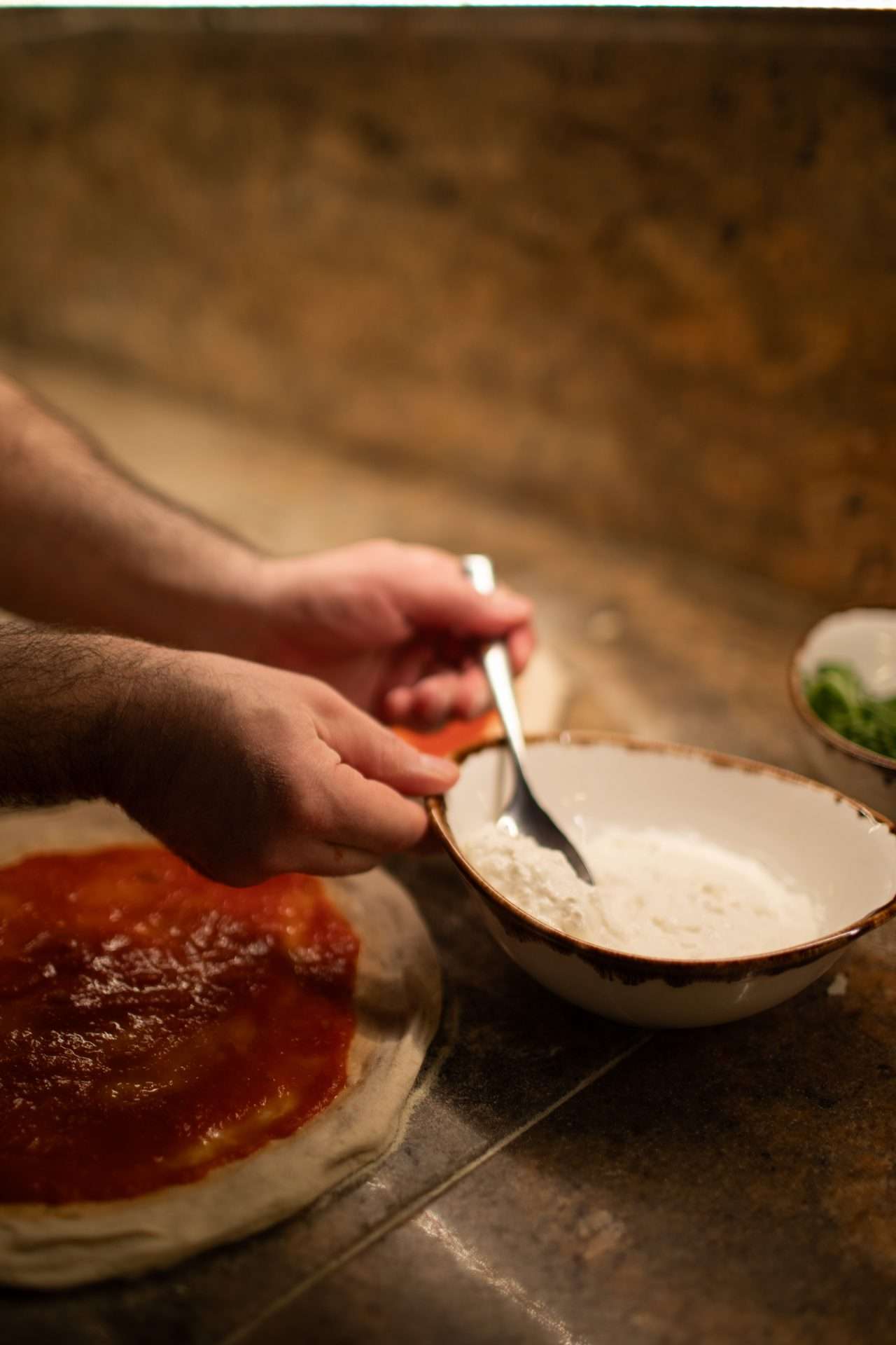 Preparazione pizza al San Mattia di Verona Torricelle (30)