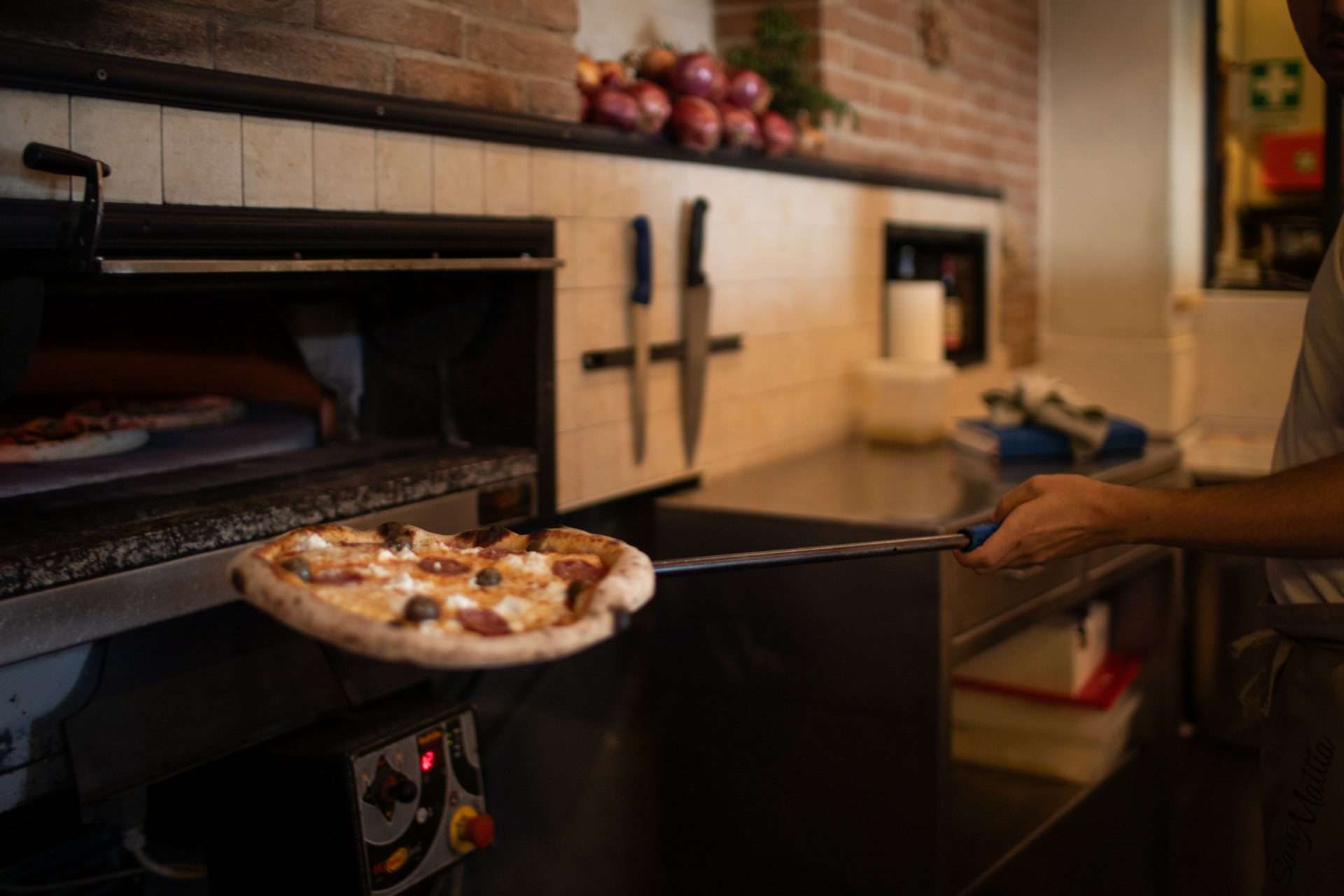 Preparazione pizza al San Mattia di Verona Torricelle (31)