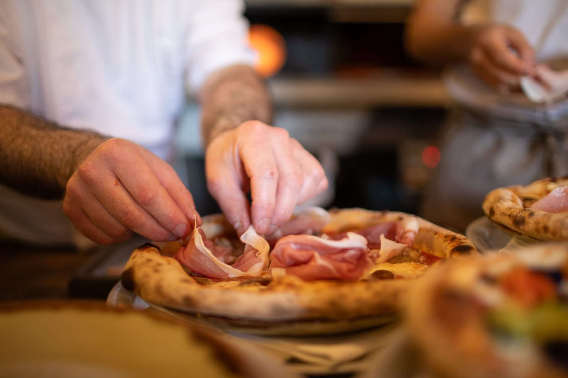 Preparazione pizza al San Mattia di Verona Torricelle (34)