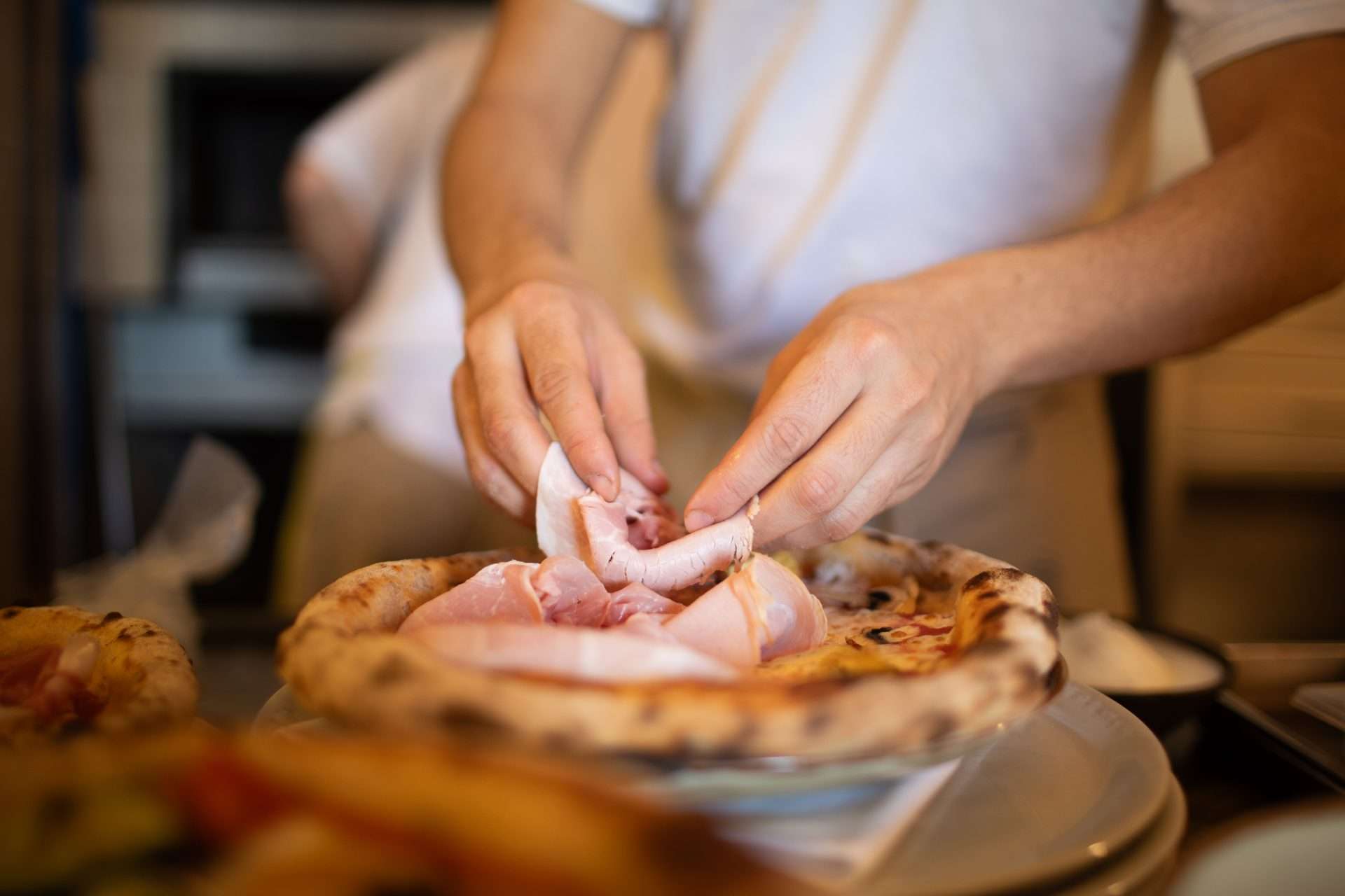 Preparazione pizza al San Mattia di Verona Torricelle (35)