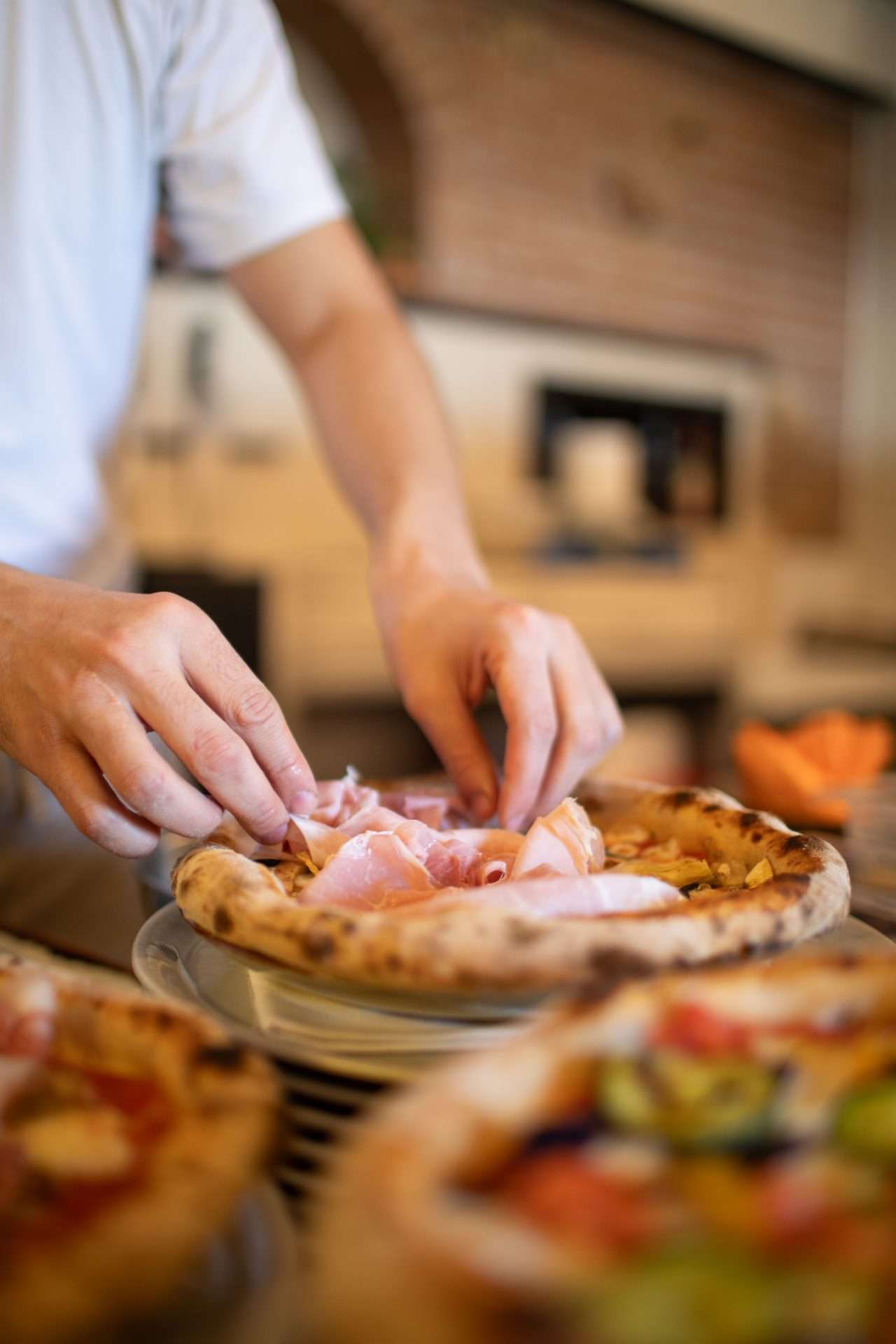 Preparazione pizza al San Mattia di Verona Torricelle (36)
