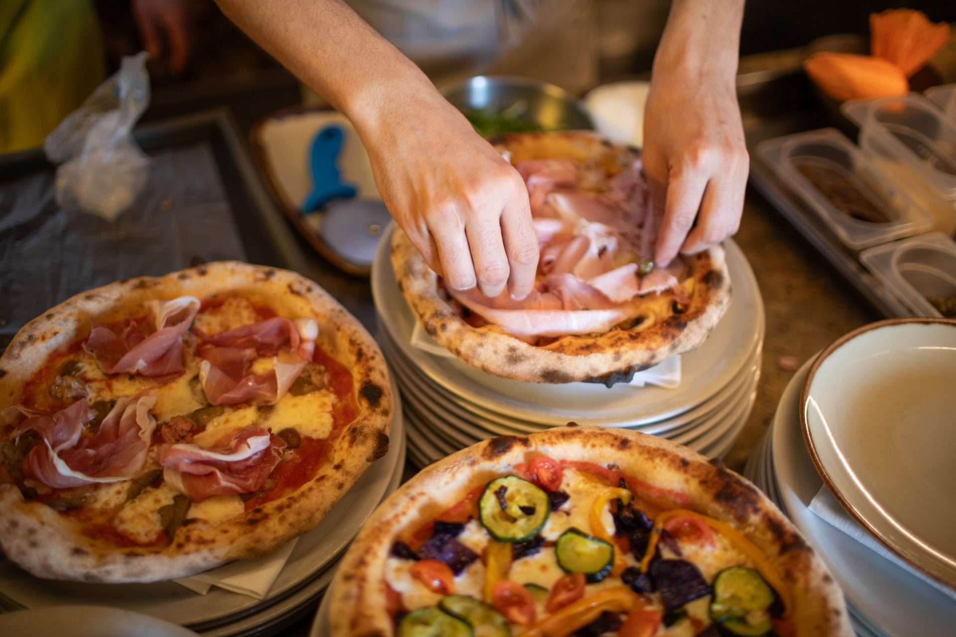 Preparazione pizza al San Mattia di Verona Torricelle (37)