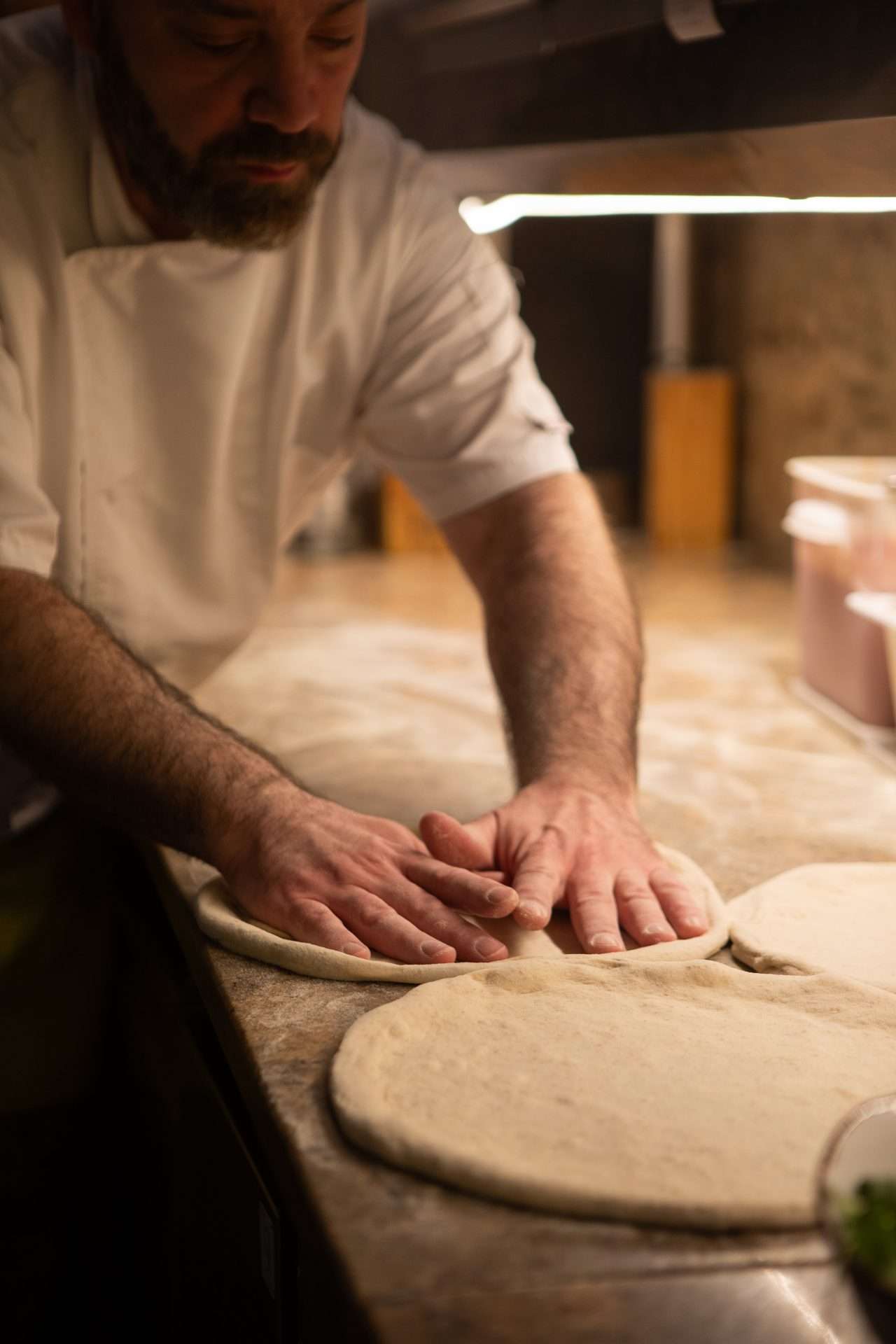Preparazione pizza al San Mattia di Verona Torricelle (38)